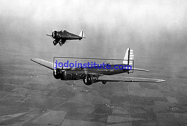 (Förgrund) Boeing B-9, en tvillingmotor allmetallmonoplanbombare, och (bakgrund) Boeing P-26, den första monoplanfighter som producerades för US Army Air Corps, 1932.