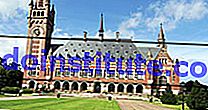 Cung điện Hòa bình (Vredespaleis) ở Hague, Hà Lan. Tòa án Công lý Quốc tế (cơ quan tư pháp của Liên Hợp Quốc), Học viện Luật Quốc tế Hague, Thư viện Cung điện Hòa bình, Andrew Carnegie giúp trả tiền cho