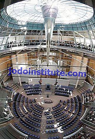 Kammaren i den tyska Bundestag, med en inre utsikt över Reichstag-kupolen.