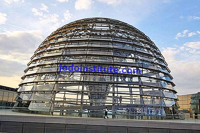 ベルリンの国会議事堂の頂上のドーム。