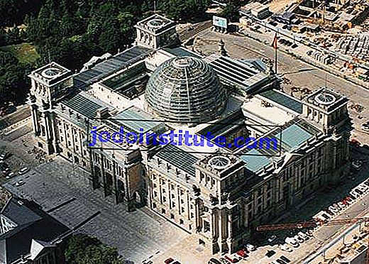 Reichstag, dengan renovasi oleh Sir Norman Foster, di Berlin.