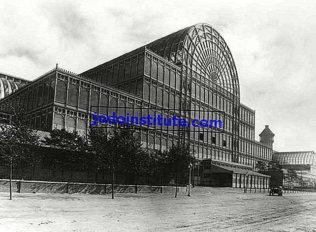 Crystal Palace på Sydenham Hill, London. Det designades av Sir Joseph Paxton för den stora utställningen 1851 och byggdes om 1852–54 på Sydenham Hill men förstördes 1936.