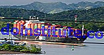 Kanal Panama. Perahu. Pengiriman. Kirim dan kirim. Kapal kontainer melewati Terusan Panama.