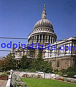 St. Paul Katedrali, Londra, güneydoğudan. Sir Christopher Wren'in gözetiminde tasarlanmış ve inşa edilmiş (1675-1710), Neoklasik, Gotik ve Barok unsurları birleştiriyor.