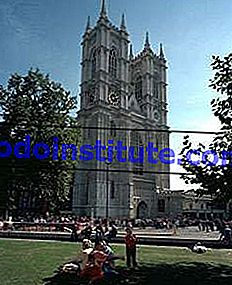 Westminster Abbey, Londra'nın batı kuleleri tamamlandı c. 1745 Sir Nicholas Hawksmoor yönetiminde.