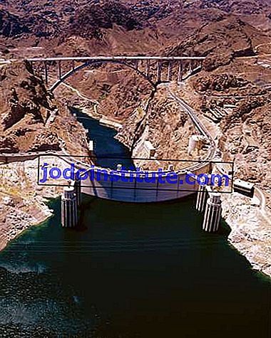 Bendungan Hoover di Sungai Colorado, Arizona-Nevada, AS, terlihat dari atas di sisi hulu (reservoir). Jembatan pintas (latar belakang) melintasi Black Canyon di hilir, dan empat menara intake (latar depan) mengalihkan air reservoir ke pembangkit listrik tenaga air yang terletak di dasar bendungan.