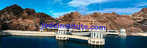 Menara intake dan lambang Bendungan Hoover seperti yang terlihat dari Danau Mead, Arizona-Nevada, AS, sebelum pembangunan jembatan bypass jalan raya (dibuka 2010) di hilir dari bendungan.