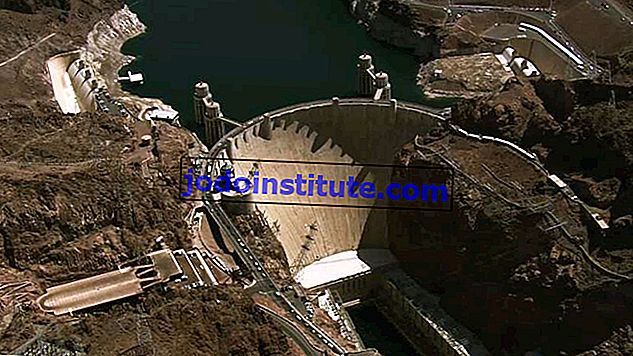 Anländer till Hoover-dammen vid gränsen Arizona-Nevada där vattenkraft genereras för regionen