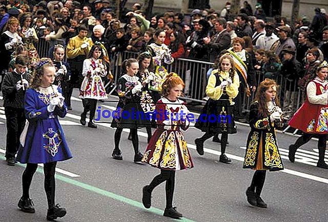 Kanak-kanak dengan kostum Ireland bermain rakaman ketika berarak di perarakan St. Patrick's Day di New York City.