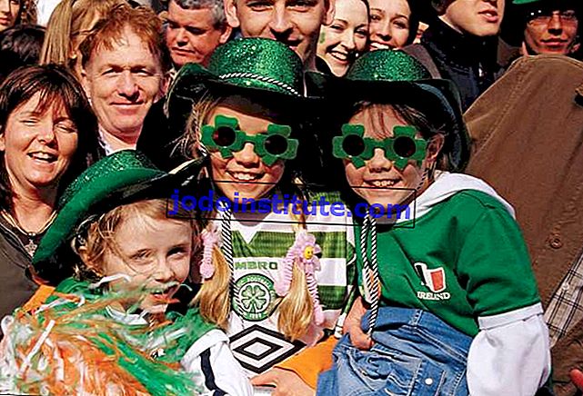 Barn på Saint Patrick's Day ståtar i Dublin, Irland.