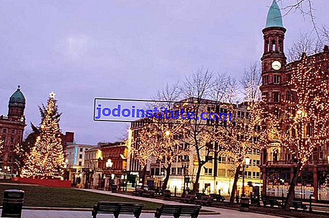 ドニゴールスクエア、ベルファスト、ニュージャージー州を照らすクリスマスの装飾。