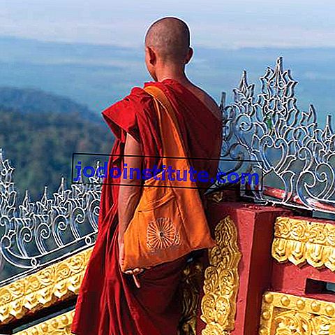 ミャンマー東部（ビルマ）の歴史的な仏教巡礼地、チャイティーヨ（ゴールデンロック）パゴダに立つ僧侶。