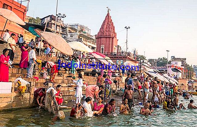 Hinduiska pilgrimer som badar i Ganges-floden på Varanasi, Uttar Pradesh, Indien.