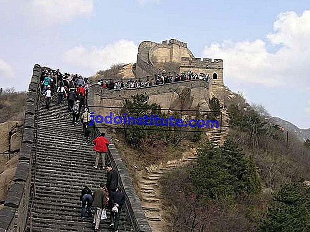 Turister på ett avsnitt av den kinesiska muren nära Peking.