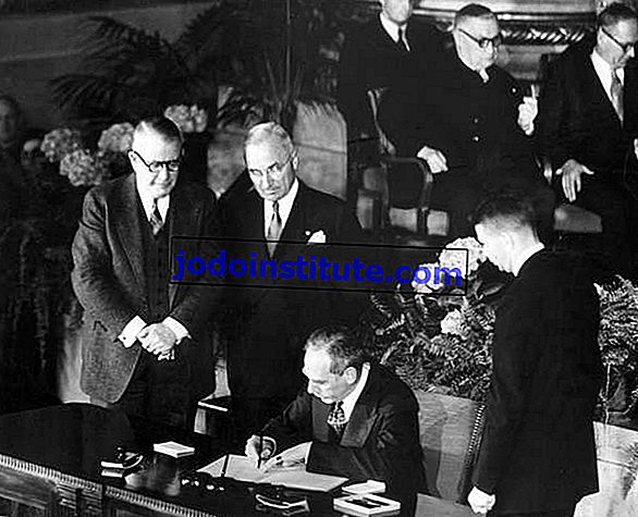 Dışişleri Bakanı Dean Acheson Kuzey Atlantik Antlaşması'nı imzaladı