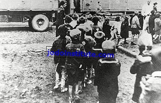 チェルムノに強制送還されるユダヤ人の子供たち