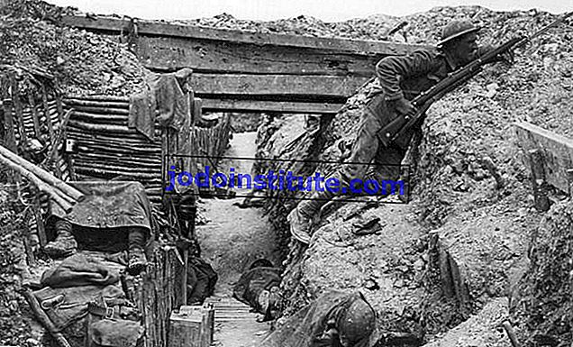 En brittisk soldat i en dike på västfronten under första världskriget, 1914–18.