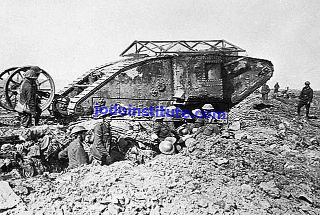 1916'da bombardıman çatısı ve “kuyruğu” olan İngiliz Mark I tankı.
