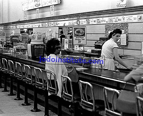 För att protestera mot rasegregering satt en afroamerikansk student vid en apotek för lunchbutiker avsedd för vita i Birmingham, Ala., 1963.
