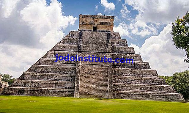 El Castillo, en pyramid i Toltec-stil, Chichén Itzá, delstaten Yucatán, Mexiko