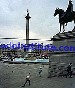 Trafalgar Meydanı, Londra, kuzeydoğu köşesinden Nelson Sütunu (solda) ve I. Charles (sağda) atlı heykeli ile.