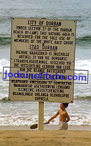 en strand i apartheid-era Sydafrika