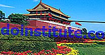 Eksterior Kota Terlarang. Istana Kemurnian Surgawi. Kompleks istana kekaisaran, Beijing (Peking), Cina selama dinasti Ming dan Qing. Sekarang dikenal sebagai Museum Istana, di utara Lapangan Tiananmen. Situs Warisan Dunia UNESCO.
